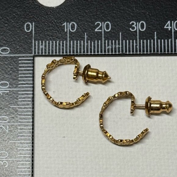 Gold daisy huggie Earrings - Picture 3 of 4